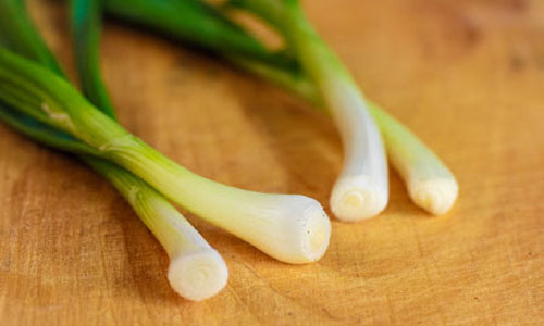Cùng với vitamin A, hành lá còn chứa carotenoid rất tốt cho mắt, giữ cho mắt luôn khỏe mạnh. Ảnh doanhnghiepvn.