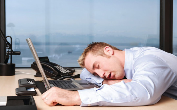 Bên cạnh đó, việc ngủ gục trên bàn làm việc khiến phổi không được cung cấp đủ oxy và máu, làm cho việc thở gặp khó khăn, từ đó ảnh hưởng đến chức năng hô hấp. Ảnh: Euroscientist.