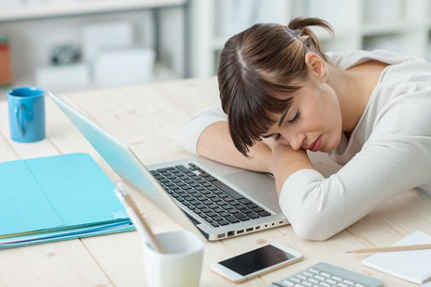 Không những vậy, khi ngủ gục trên bàn, đôi mắt tỳ vào hai tay vừa khiến hai bàn tay bị tê nhức lại vừa khiến đôi mắt bị đau nhức khi thức dậy. Ảnh: Warpedspeed.