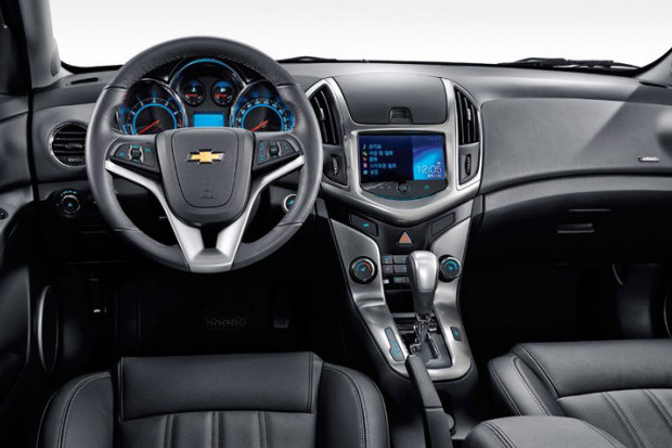 Cruze LTZ được trang bị hệ thống giải trí độc quyền của Chevrolet – MyLink tích hợp với màn hình màu cảm ứng 7 inch. Hệ thống khởi động thông minh (Passive Entry Passive Start – PEPS) bằng nút bấm Start/Stop. Cruze LTZ cũng được trang bị hệ thống điều khiển hành trình tự động (Cruise Control).