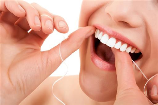 Nó làm sạch và đánh bật thức ăn bị mắc kẹt giữa răng, làm giảm lượng vi khuẩn và mảng bám trong miệng của bạn. Ảnh: sumasmountaindental.