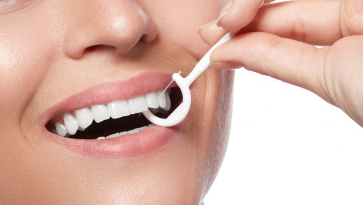 Đầu tiên, bạn lấy một đoạn chỉ nha khoa khoảng 30cm và cuốn xung quanh hai ngón tay của bạn, chỉ để lại một đoạn khoảng 5cm. Ảnh: thelist.