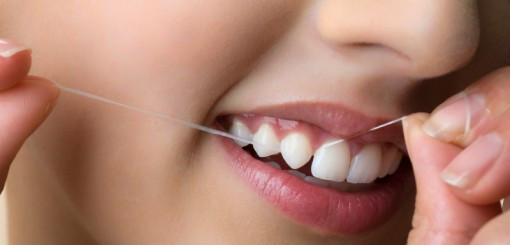 Tuy nhiên, dùng chỉ nha khoa không đúng cách có khả năng làm hỏng răng và nướu của bạn. Ảnh: 123dentist.