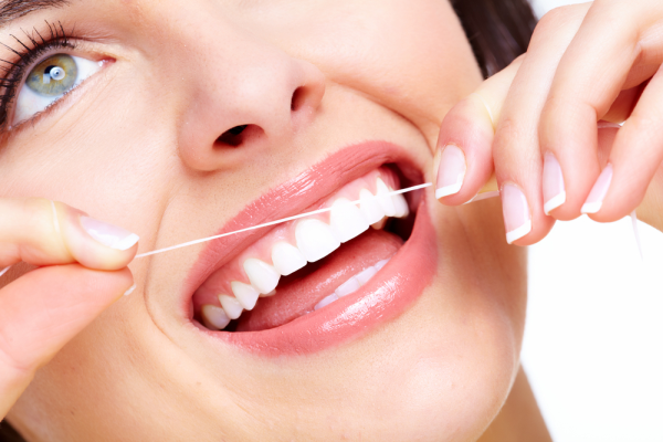 Khi chỉ nha khoa đến sát phần nướu, chà nhẹ theo chân răng để đẩy các mảng bám ra ngoài. Ảnh: opinion.