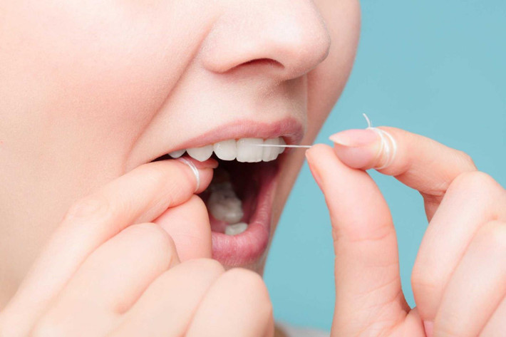 Một trong những sai lầm mà nhiều người mắc phải khi sử dụng chỉ nha khoa là sử dụng quá tiết kiệm. Ảnh: drcareimplant.