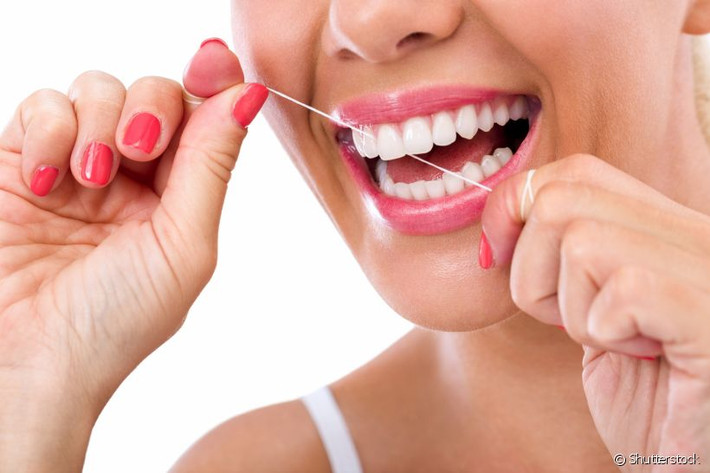 Một sai lầm nữa của nhiều người khi sử dụng chỉ nha khoa chăm sóc răng miệng là dùng loại chỉ to và xơ cứng. Ảnh: ortodontiagirondi.