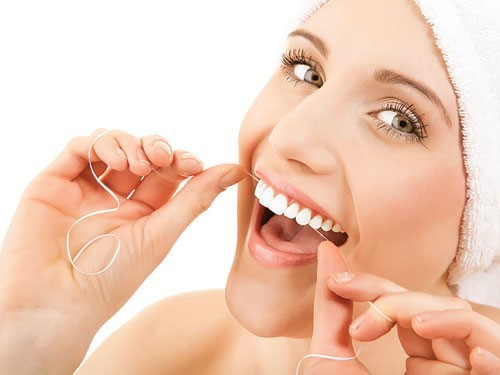 Sợi chỉ to, xơ cứng không khác gì tăm xỉa răng, nếu dùng lâu ngày có thể làm thưa răng. Ảnh: soradental.