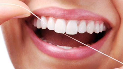 Một số người vì tiết kiệm nên đã dùng chung một đoạn chỉ cho tất cả kẽ răng. Ảnh: nhakhoa2000.