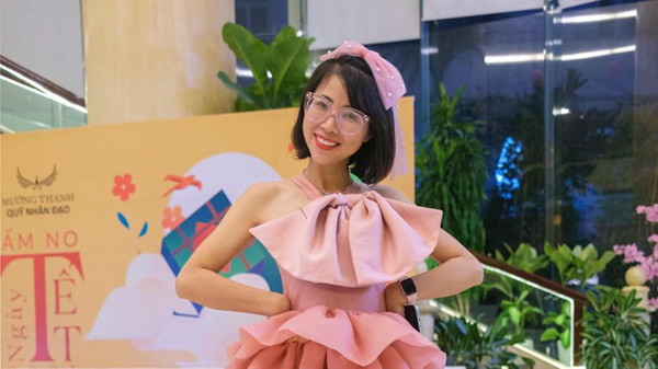 Do định hướng xây dựng kênh chuyên sản xuất video dành cho trẻ con nên phong cách ăn mặc của Thơ Nguyễn như vậy có phần dễ hiểu.