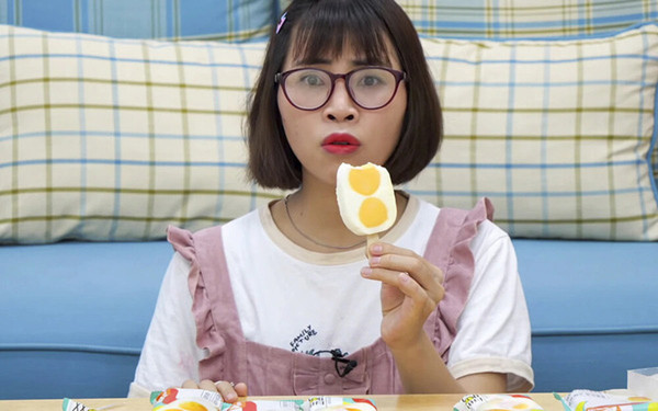 Những phụ kiện đi kèm như kính mắt thời trang, mũ đội đầu, thắt nơ... luôn được Thơ Nguyễn tận dụng tối đa để... trẻ hóa bản thân.