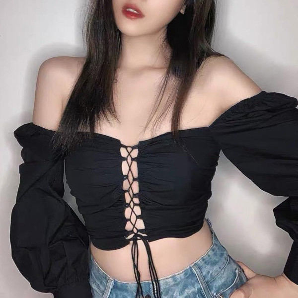Chính việc giúp diện mạo phái đẹp trở nên ấn tượng, độc đáo nên áo “toang” vòng 1 đang tạo nên xu hướng thời trang mới.