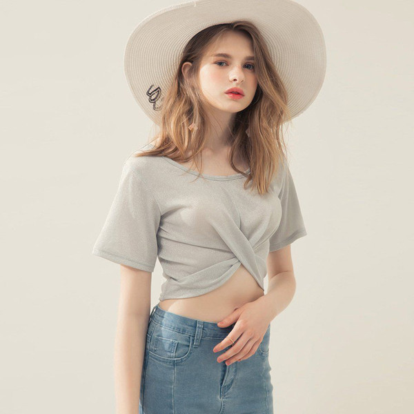 Mẫu áo “toang” vòng 1 biến tấu từ kiểu dáng croptop được đông đảo chị em đón nhận nhờ khoe trọn số đo ba vòng mà vẫn giữ được sự kín đáo vừa đủ.