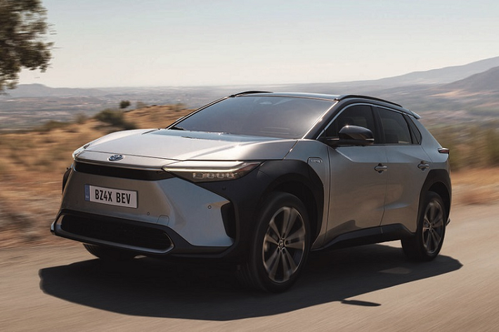 Cụ thể mẫu Toyota bZ4X hoàn toàn mới sẽ mở đầu cho đợt ra mắt của 15 mẫu xe điện trong chiến lược “Beyond Zero”, Toyota bZ4X sẽ là sản phẩm đầu tiên sử dụng nền tảng xe điện e-TNGA mới được phát triển với sự hợp tác cùng Subaru. Nền tảng này cũng từng được giới thiệu trên mẫu SUV điện Subaru Forester, dự kiến ra mắt thị trường châu Âu vào tháng 12 sắp tới.