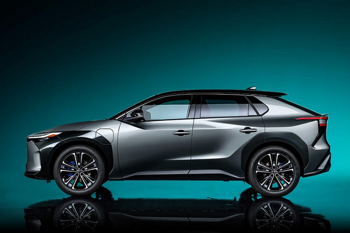 Khoang cabin của Toyota bZ4X chạy điện được thiết kế tập trung vào người lái, mang lại cảm giác kết nối trực tiếp với con đường phía trước và các thông tin vận hành của chiếc xe. Bảng điều khiển được đặt thấp nhằm cải thiện khả năng hiển thị và giảm thiểu sự phân tâm cho người lái. Màn hình trung tâm lớn cùng bảng điều khiển trung tâm rộng có cách bố trí giống như bản concept từng được giới thiệu.