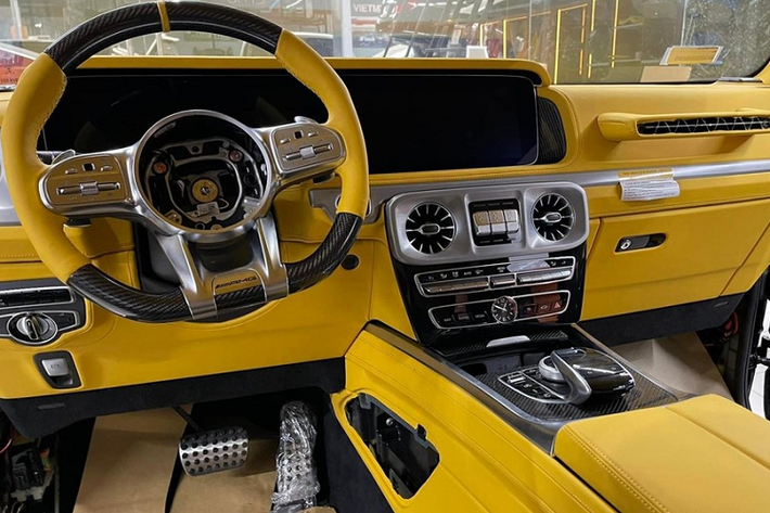 Thậm chí, nhiều chủ nhân sở hữu xe Mercedes-AMG G63 hạng sang có thể cảm thấy ngoại hình chưa ưng mắt hay dễ bị đụng hàng nên chi hàng trăm triệu đồng và thậm chí trên 1 tỷ đồng để sở hữu gói độ body kit của các thương hiệu xe như Brabus, Larte Design hay TopCar...