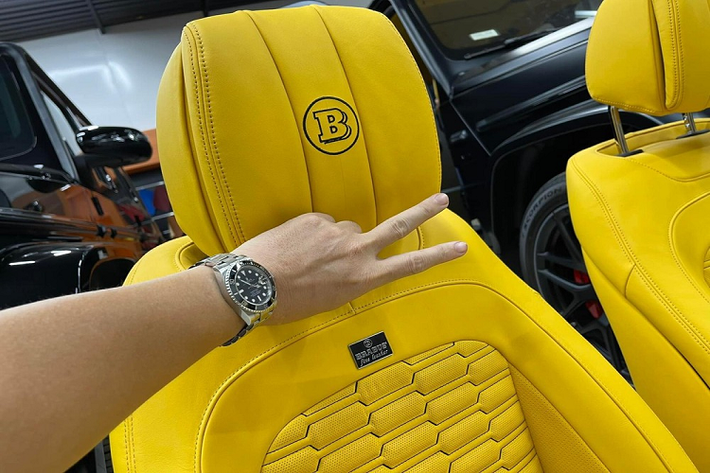 Trong đó, lột xác cho khoang lái xe Mercedes-AMG G63 có thể sẽ không được nhiều người nghĩ đến so với việc độ body kit, tuy nhiên, đã có trên 5 xe Mercedes-AMG G63 tại Việt Nam được chủ nhân mang đi độ nội thất với màu cam Hermes hay chơi cả bản độ của Brabus như chiếc xe Mercedes-AMG G63 trong bài viết này.