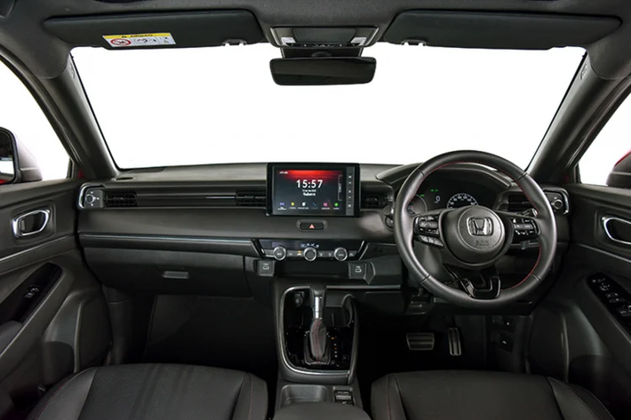 Nội thất Honda HR-V 2022 mang tông màu đen. Ghế được bọc da và các đường chỉ khâu màu đỏ. Hệ thống đề nổ (Start/Stop), chìa khóa thông minh, hệ thống điều hòa tự động có cửa gió cho hành khách phía sau. Ghế lái chỉnh điện 8 hướng, ghế hành khách phía trước chỉnh tay 4 hướng. Ghế sau gập theo tỷ lệ 60: 40, kiểu “ULTRA SEAT” với nhiều chế độ.