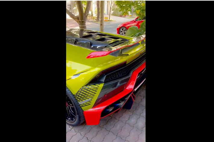 "Trái tim" trên của siêu xe Lamborghini Huracan sẽ kết hợp cùng hộp số ly hợp kép 7 cấp và hệ dẫn động 4 bánh toàn thời gian, nhờ đó, siêu bò này chỉ mất thời gian 3,2 giây để tăng tốc lên 100 km/h từ vị trí xuất phát trước khi đạt vận tốc tối đa lên đến 325 km/h. Mức giá xe Lamborghini Huracan LP610-4 chính hãng này là hơn 14 tỷ đồng.