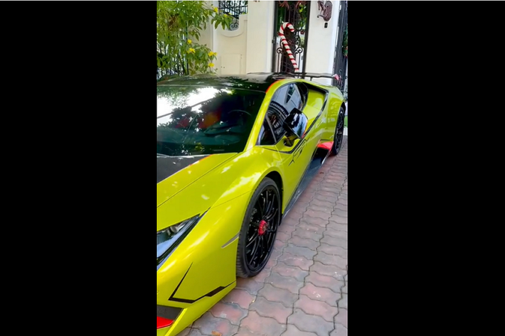 Nguyên bản chiếc siêu xe Lamborghini Huracan LP610-4 độ khủng này có màu sơn đỏ nhưng nay đổi sang màu vàng neon cùng với đó là dưới đèn pha của xe có thêm các sọc màu đen gợi nhớ đến bộ áo của các siêu xe Lamborghini Huracan STO. Điểm nhấn trên bộ áo này còn có các đường viền hay logo được hoàn thành với màu đen.