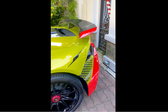 Hãng độ body kit được khoác lên mình chiếc siêu xe Lamborghini Huracan của vợ chồng kinh doanh mỹ phẩm tại quận 7 chính là 1016 Industries với nắp capô carbon hiếu chiến như Huracan STO, ngoài ra là đuôi xe Novara Edizione của hãng Vorsteiner