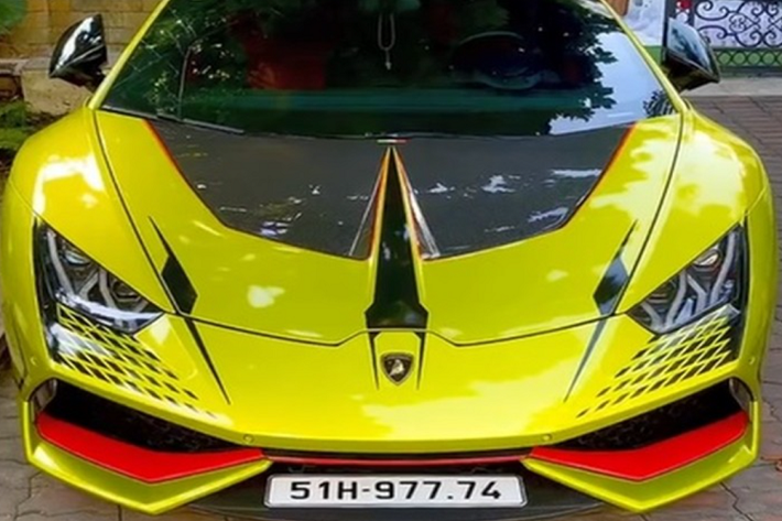 Video do chính chủ nhân chia sẻ cho thấy, cặp vỏ gương sợi carbon cũng như cánh gió đuôi cố định mới cho Lamborghini Huracan LP610-4 độ khủng này. Thông tin chúng tôi có được là chi tiết độ cuối cùng của chiếc Lamborghini Huracan LP610-4 này đến từ hãng Novitec.