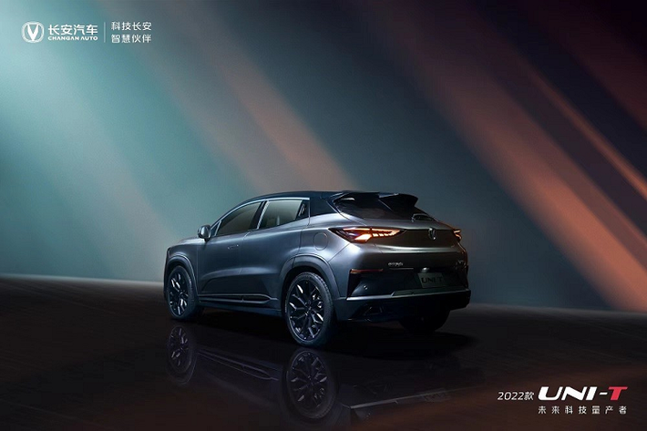 Như vậy, mẫu xe này có động cơ mạnh hơn một số đối thủ trong cùng phân khúc như Honda CR-V, Ford Equator Sport hay Kia Sportage Ace. Ở phiên bản cũ, Changan Uni-T dùng động cơ xăng 4 xi-lanh, tăng áp, dung tích 1.5L, sản sinh công suất tối đa 188 mã lực và mô-men xoắn cực đại 300 Nm. Động cơ kết hợp với hộp số tự động 7 cấp, hệ dẫn động 1 cầu hoặc 2 cầu. Hiện giá xe Changan UNI-T 2.0T 2022 tại Trung Quốc vẫn chưa được hé lộ. Trong khi đó, giá của phiên bản cũ dao động từ 115.900 - 138.900 Nhân dân tệ (khoảng 405 - 486 triệu đồng)
