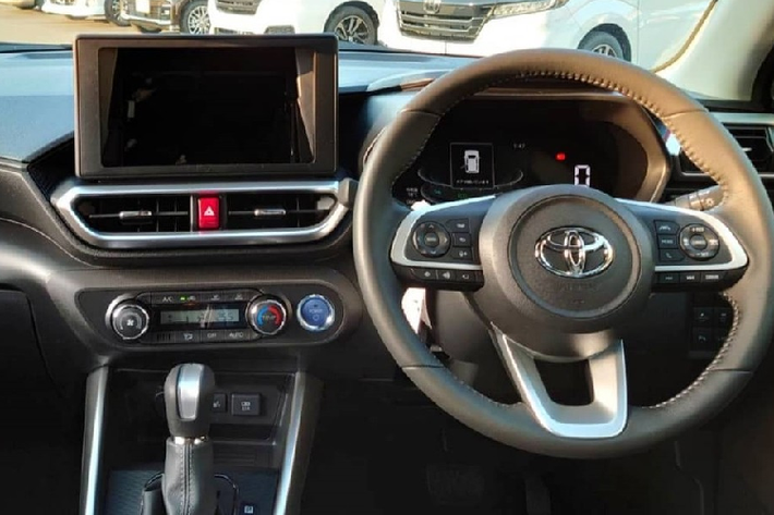 Ngoài hệ truyền động e-Smart mới, Toyota Raize Hybrid 2022 sở hữu thiết kế và trang bị về cơ bản là giống bản thường. Bên ngoài, xe cũng được thiết kế như phiên bản thu nhỏ của Toyota RAV4, đặc biệt là phần đầu xe. Tại đây, chúng ta sẽ bắt gặp lưới tản nhiệt hình thang, được ngăn với hốc gió trung tâm bằng nẹp màu đen dày dặn, tích hợp khung lắp biển số.