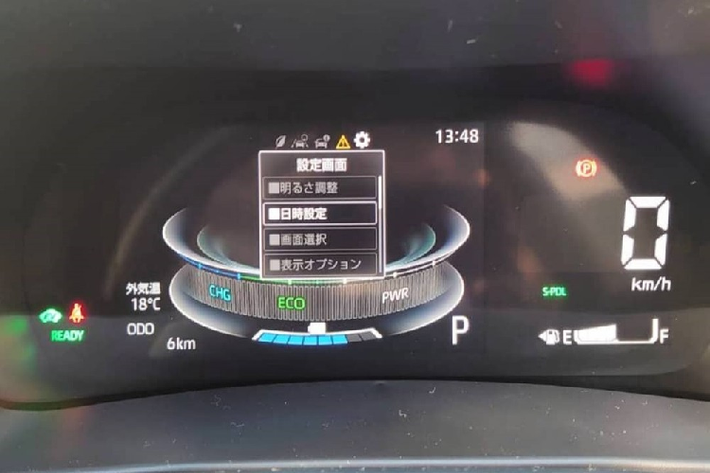 Phía trên lưới tản nhiệt là logo màu xanh dương của hãng Toyota như dấu hiệu nhận biết cho phiên bản hybrid. Logo này nối liền với nẹp màu đen bóng, kéo dài sang đèn pha LED hai bên. Ngoài ra, xe còn có đèn sương mù trước hình tròn, đặt bên dưới đèn LED định vị ban ngày nằm ngang.