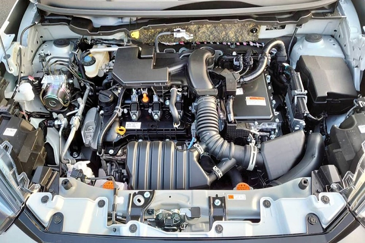 Như thông tin đã đưa, Toyota Raize Hybrid 2022 được trang bị hệ truyền động hybrid mang tên e-Smart, dùng chung với Daihatsu Rocky. Hệ truyền động này bao gồm máy xăng 3 xi-lanh, hút khí tự nhiên, dung tích 1.2L mới phát triển, tạo ra công suất tối đa 82 mã lực tại tua máy 5.600 vòng/phút và mô-men xoắn cực đại 105 Nm tại dải tua máy 3.200 - 5.200 vòng/phút.