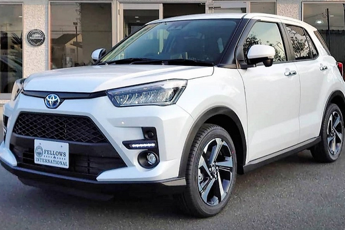 Vào hồi đầu tháng 11/2021 vừa qua, hãng Toyota đã công bố thông tin và hình ảnh chính thức của Raize phiên bản Hybrid mới ở thị trường Nhật Bản. Đến nay, Toyota Raize Hybrid 2022 mới đã xuất hiện tại đại lý. Nhờ đó, chúng ta có thể ngắm hình ảnh "bằng xương, bằng thịt" của Toyota Raize Hybrid mới.