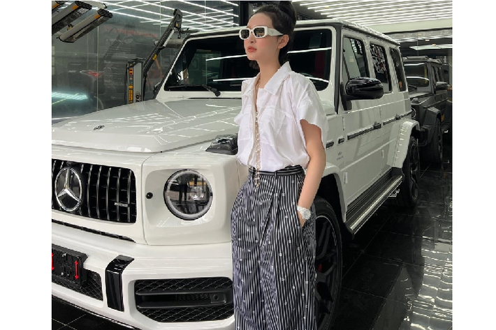 Số lượng giới nghệ sĩ tại Việt Nam dám bỏ ra hơn 11 tỷ đồng để sở hữu "xế hộp" không có nhiều, trong đó, dòng xe SUV hạng sang Mercedes-AMG G63 rất được các đại gia Việt ưa chuộng và trước Hiền Hồ, 2 đồng nghiệp là Sơn Tùng M-TP cũng như Tuấn Hưng đã khá chịu chi khi bỏ ra số tiền lớn để sở hữu xe Mercedes-AMG G63.