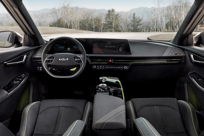 Kia EV6 2022 mới là sản phẩm xe ô ô điện hoàn toàn có phạm vi vận hành cực lớn, được Kia ra mắt thị trường Hàn Quốc vào tháng 3/2021. Được phát triển dựa trên nền tảng khung gầm E-GMP của Hyundai, Kia EV6 có kích thước tổng thể ở mức 4.680 x 1.890 x 1.550 mm, mang trên mình thiết kế crossover cỡ trung.