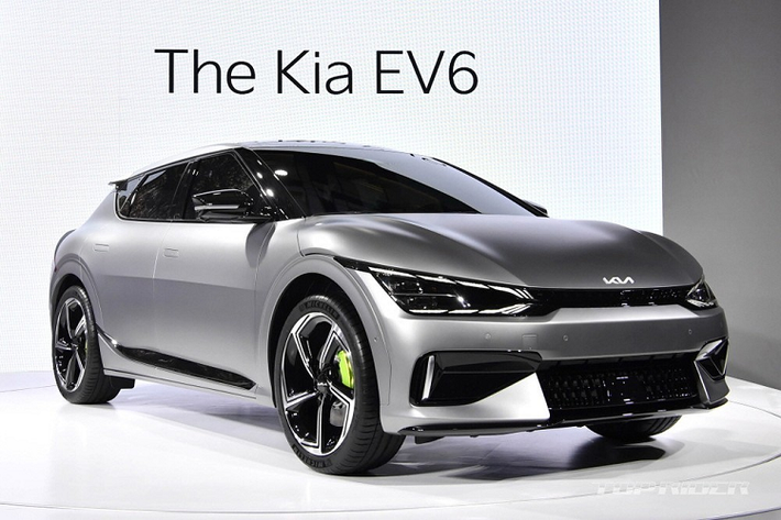 Trong buổi lễ ra mắt Kia Carnival 2022 diễn ra vào sáng nay, 9/10 vừa qua, THACO đã bất ngờ công bố thêm một số sản phẩm xe mới của Kia sẽ về Việt Nam trong năm 2022. Bên cạnh các sản phẩm như Telluride, Sonet và Sportage hay Sorento PHEV, Kia cũng sẽ bán ra mẫu xe ô tô chạy điện hoàn toàn Kia EV6 tại Việt Nam vào Quý II năm 2022.