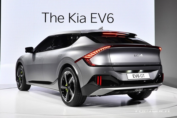 Tại Hàn Quốc, giá xe Kia EV6 2022 có mức bán ra khởi điểm từ 49,5 triệu KRW, tương đương khoảng 1,01 tỷ đồng. Thông tin về giá xe cũng như chi tiết trang bị Kia EV6 tại Việt Nam sẽ được cập nhật khi Kia Việt Nam hé lộ thêm trong tương lai.