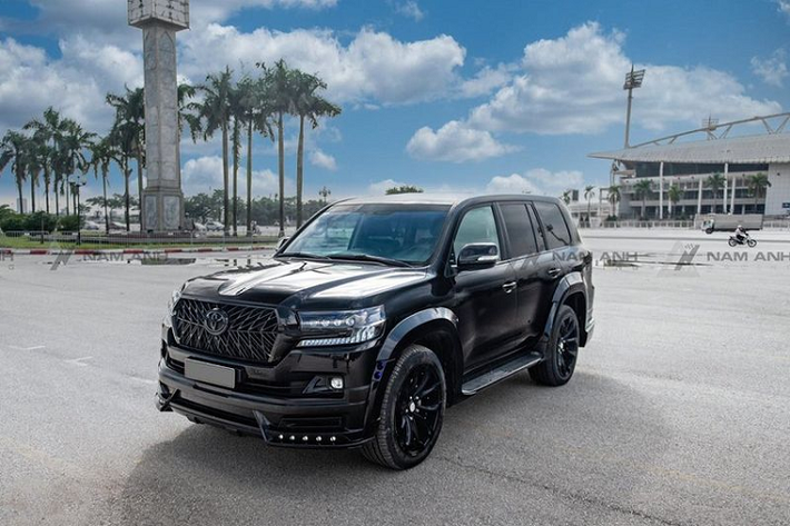 Chiếc Toyota Land Cruiser 200 series cũ đã "lột xác" hoàn toàn với bodykit của hãng độ danh tiếng Wald International đến từ Nhật Bản, việc nâng cấp được thực hiện bởi một xưởng độ tại Hà Nội với tổng chi phí khoảng 400 triệu đồng.
