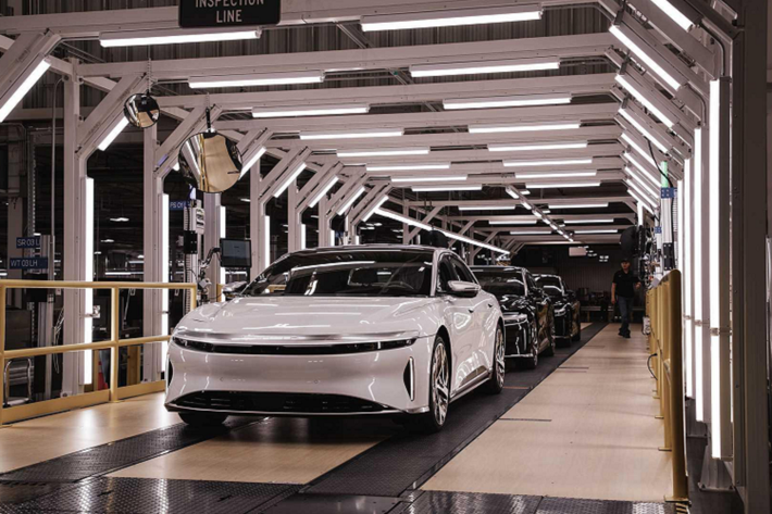 Lucid Motor công bố chính thức bắt đầu sản xuất hàng loạt mẫu sedan chạy điện hạng sang Lucid Air tại nhà máy của hãng ở Casa Grande, Arizona. Những chiếc Lucid Airđầu tiên lăn bánh khỏi dây chuyền sản xuất sẽ được giao đến tay khách hàng vào tháng 10/2021 này. 520 chiếc Lucid Air 2022 đầu tiên sẽ là những chiếc thuộc phiên bản Dream Edition.