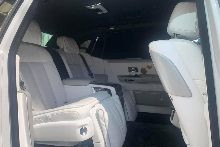 Dựa trên phiên bản Rolls-Royce Phantom thế hệ thứ 8, hãng xe Anh quốc đã mang đến cho Rolls-Royce Phantom Tranquillity một ngoại hình khác biệt với điểm nhấn đầu tiên là màu sơn trắng đi kèm nắp capô màu bạc, chưa hết, biểu tượng Spirit of Ecstasy của xe bằng chất liệu titan màu tối và dưới chân logo này là tên phiên bản xe in dập nổi để tạo dấu hiệu nhận biết.