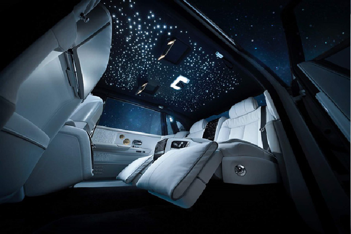 Đây là chiếc xe Rolls-Royce Phantom Tranquillity nhập từ Mỹ, xe có đèn phản quang bên hông màu cam, khác biệt so với xe Rolls-Royce Phantom Tranquillity ở Thanh Hóa có màu trắng. Bộ mâm xe Rolls-Royce Phantom Tranquillity có chi tiết khác biệt là viền ngoài chụp mâm được hoàn thành màu trắng.