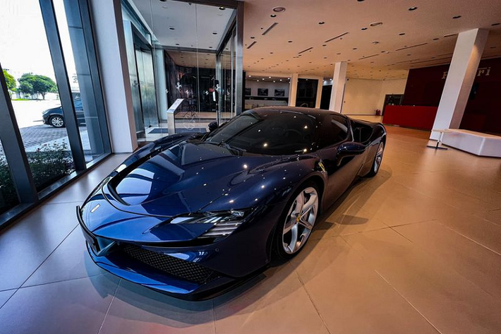 Vào tháng 4 năm nay, Cường Đô la đã chia sẻ về việc đặt hàng chính hãng một chiếc Ferrari SF90 Stradale màu xanh, chính vì vậy, ngay khi thấy chiếc SF90 Stradale trong bài nhiều người đã nghĩ rằng đó là xe của vị doanh nhân.
