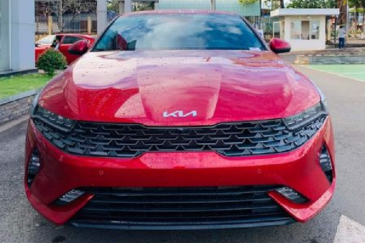 Chưa hết, mẫu xe sedan Kia K5 2022 cũng được trang bị bộ la-zăng thời trang tương tự 2 bản cao, nhìn chung, nếu không quan sát kĩ thì khó có thể nhận ra đây là bản Luxury giá rẻ nhất.