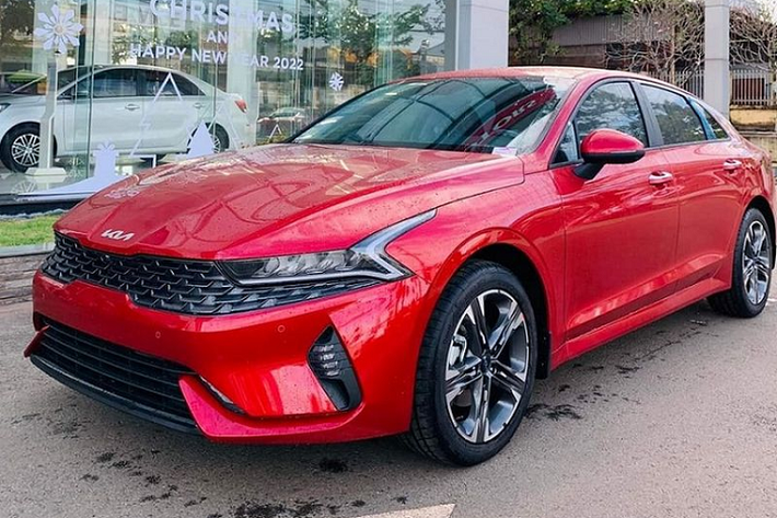Đáng chú ý, Kia K5 2022 bản Luxury không có quá nhiều cách biệt về trang bị so với 2 bản còn lại (2.0 Premium và 2.5 GT-Line). Xe vẫn sở hữu đèn pha và đèn sương mù LED nhưng không có thấu kính Projector, đèn xi-nhan đặt thấp thay vì tích hợp vào dải đèn định vị ban ngày như 2 bản cao.