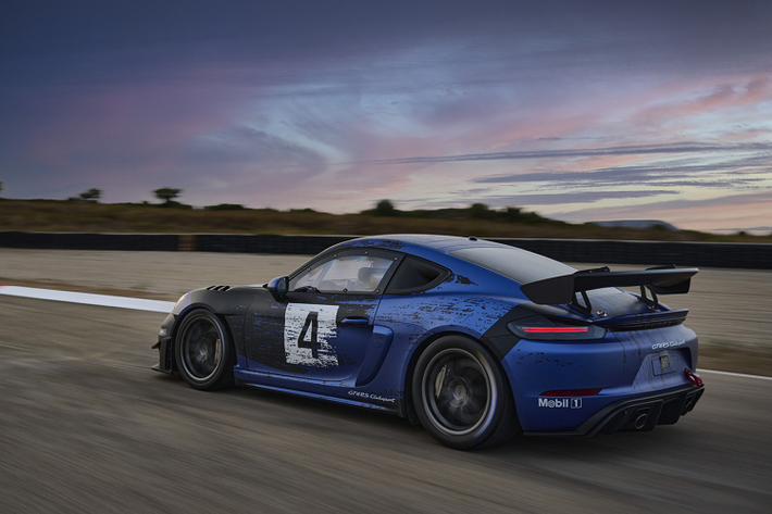 Siêu xe Porsche GT4 RS Clubsport là phiên bản nâng cấp của mẫu xe GT4 Clubsport từng được ra mắt từ năm 2016 với bản cập nhật lớn vào năm 2019. Dòng xe này đã được bán ra tổng cộng 500 chiếc xe cho đến nay. Giống như các phiên bản tiền nhiệm, mẫu xe đua này vẫn không được sử dụng một cách hợp pháp trên đường phố.