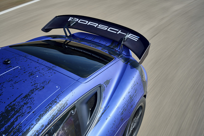 Mẫu xe đua 718 Cayman GT4 RS Clubsport mới có diện mạo mạnh mẽ hơn, thể thao hơn với bộ bodykit được thiết kế lại với nhiều chi tiết được chia sẻ với mẫu xe đường phố như hệ thống cánh gió dạng cổ thiên nga, cản trước có các hốc gió được mở rộng cùng cánh lướt gió hai bên cản. Ngoài ra, phần vè ốp hốc bánh trước cũng như cửa kính hông phía sau cũng được chế tạo tương tự phần nào với mẫu xe đường phố.