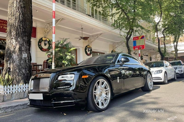 Đáng chú ý nhất chính là bộ mâm SP2 độc đáo của Vossen và Novitec, nâng cấp này trị giá tới 275 triệu đồng và nó rất phù hợp với tổng thể của Rolls-Royce Wraith của Cường Đô la.