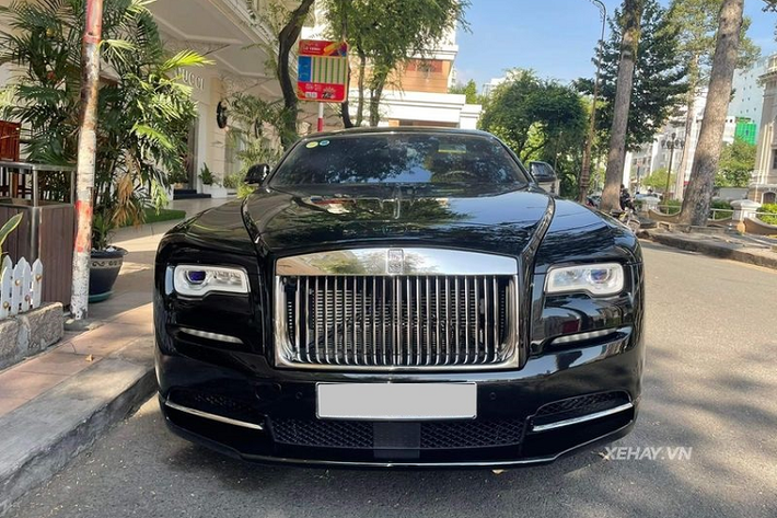 Về cơ bản, sự khác biệt giữa Wraith Series I và Series II là không nhiều. Xe vẫn giữ nguyên vóc dáng và thiết kế vốn đã làm tên thương thiệu Wraith nhiều năm nay. Sự thay đổi của bản series II chỉ là nâng cấp hệ thống đèn chiếu sáng LED, đèn định vị và cản dưới phía trước.