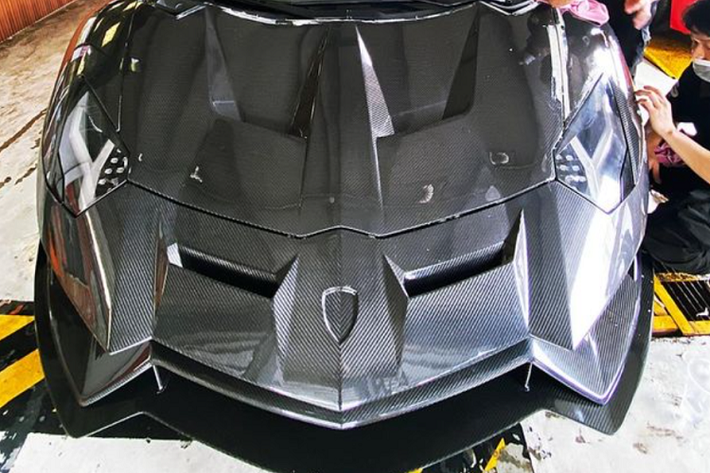 Sau gần ba tháng bắt tay vào "lột xác", chiếc Lamborghini Aventador LP700-4 độ Duke Dynamics đầu tiên ở dải đất hình chữ S đã ra lò với ngoại hình hầm hố. Cụ thể, không để chiếc Aventador LP700-4 độ Duke Dynamics này mang bộ áo sợi carbon trần, sẽ khó phối màu với lại bên hông xe cũng như nóc xe có màu vàng nguyên bản, thay vào đó, chủ nhân đã chọn cách đổi áo mới bằng đề-can với màu rằn ri rất ấn tượng và nổi bật cho bò tót này.