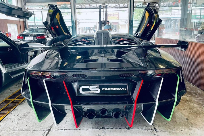 Lamborghini Centenario LP770-4 có 3 ống xả và sản phẩm Lamborghini Aventador độ Duke Dynamics cũng sửa đổi lại số ống xả của xe còn 3. Chưa hết, xe còn được trang bị cánh gió đuôi carbon cỡ lớn và ấn tượng nhất là nắp khoang động cơ thiết kế mới, bằng carbon với các khe gió hầm hố. Giá xe Lamborghini Aventador chính hãng tại Việt Nam dao động từ hơn 20 tỷ đồng đến hơn 50 tỷ đồng tùy thuộc vào từng phiên bản.
