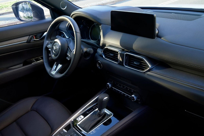 Đằng sau, mẫu SUV cỡ C này được bổ sung cụm đèn hậu mới với 2 đèn hình chữ nhật bên trong, tương tự đèn pha. Thêm vào đó là đèn phản quang nhỏ hơn, nằm cao hơn trước và cản sau mới. Ngoài ra, tem chữ nổi trên cửa cốp sau còn được áp dụng phông chữ mới của hãng Mazda, theo phong cách giống CX-30.