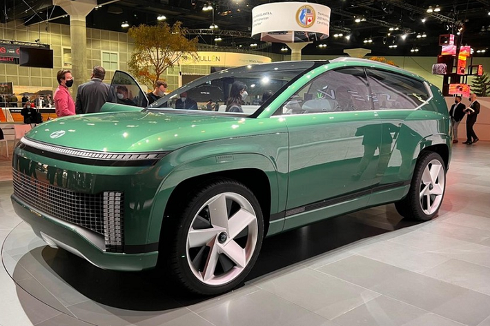 Trong triển lãm Ô tô Los Angeles 2021 hiện đang diễn ra tại Mỹ, hãng Hyundai đã chính thức vén màn mẫu xe concept hoàn toàn mới, mang tên SEVEN. Được biết. Hyundai SEVEN Concept mới là "xe điện đa dụng thể thao" hay SUEV đồng thời cho thấy trước thiết kế của Hyundai Ioniq 7 2022 mới sẽ ra mắt trong tương lai.