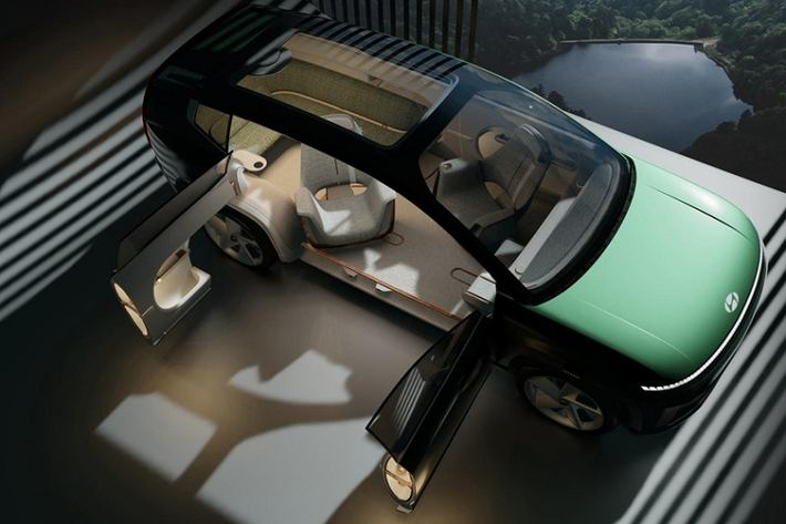 Ngoài ra, các kỹ sư của hãng Hyundai còn dùng chất liệu đồng cho nội thất của xe. Đồng được dệt vào vải để chống vi khuẩn. Đó là chưa kể đến hệ thống vệ sinh nội thất Airflow System, có thể nạp không khí thông qua baga nóc và thải ra ngoài qua khe phía sau bánh sau. Khi hành khách rời khỏi xe, nội thất có thể được khử trùng bằng công nghệ UVC.